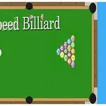 Yeşil bilardo masası üzerinde beyaz top, bilardo ıstakası ve üçgen dizilimde renkli toplar