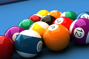 Renkli bilardo topları mavi bir bilardo masasında üçgen şeklinde sıralanmış