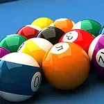 Renkli bilardo topları mavi bir bilardo masasında üçgen şeklinde sıralanmış