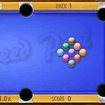 Mavi bir bilardo masasında sol üstte beyaz top ve sağda çeşitli renklerde toplar