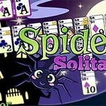 Yeşil tenli bir cadı ve tencere, kart destesi ve sevimli bir örümcek içeren çizgi film tarzı bir sahne