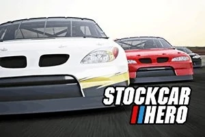 Beyaz ve kırmızı renkte iki yarış arabası yolda hızla ilerliyor, ön planda Stockcar Hero yazısı yer alıyor