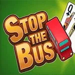 Yeşil arka planda Stop the Bus yazısı, bir kırmızı otobüs ve üç iskambil kartı (karo kız, maça papaz, sinek as)