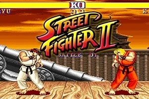 İki dövüşçü, ahşap bir platformda karşılıklı dururken ortada büyük Street Fighter II yazısı