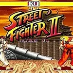 İki dövüşçü, ahşap bir platformda karşılıklı dururken ortada büyük Street Fighter II yazısı