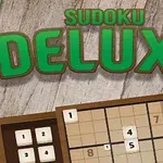 Ahşap zemin üzerinde sudoku bulmacası ve yeşil büyük harflerle yazılmış Sudoku Deluxe metni
