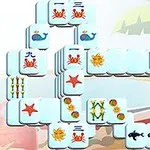 Mahjong taşları üzerinde deniz temalı simgelerle düzenlenmiş bir oyun alanı