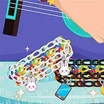 Mor bir gitar çalan elin yanında, rengarenk zincir bileklikler ve çeşitli küçük aksesuarlar