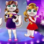 Üç kedi karakteri, renkli ve ışıltılı bir sahnede şarkı söylüyor; biri mikrofon tutarken diğer ikisi poz veriyor