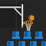 Basketbol topu potanın içinden geçerken, arka planda mavi koltuklar görülüyor
