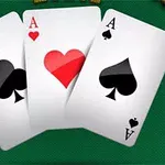 Üç adet as kartı - karo, sinek ve maça - yeşil bir masa üzerinde yan yana duruyor