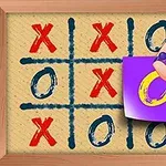 Ahşap çerçeveli bir tic-tac-toe tahtasında mor kağıtla O çizen bir el