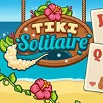 Okyanus kenarında, çiçeklerle süslenmiş bir Tiki temalı tabelanın yanında, üzerinde farklı yerli karakterlerin olduğu üç iskambil kartı