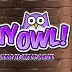 Mor renkli Tiny Owl yazısı ve üzerine oturmuş bir baykuş figürü, tuğla duvar arka planı önünde