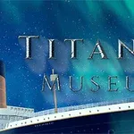 Titanik Müzesi yazısıyla birlikte yıldızlı bir gece gökyüzü altında Titanic gemisi