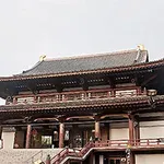 Büyük, geleneksel bir Japon tapınağı ön cepheden görünmektedir