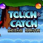 Noel Baba kostümlü bir karakterin yanında renkli süslerle donatılmış bir ağaç ve Touch & Catch: Being Santa yazısı
