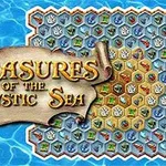 Açık mavi su arka planında, üzerinde Treasures of the Mystic Sea yazısı bulunan bir parşömen ve yanında çeşitli deniz temalı simgelerle dolu altıgen şekillerden oluşan bir oyun alanı