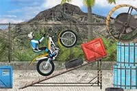 Motorbisikletle pistteki karmaşık engelleri aş