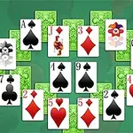 Yeşil zeminde daire şeklinde dizilmiş iskambil kartları