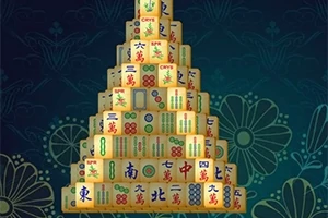 Pyramid şeklinde dizilmiş, desenli mahjong taşları