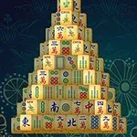 Pyramid şeklinde dizilmiş, desenli mahjong taşları
