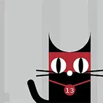 Kırmızı maskeli, siyah ve uzun kuyruklu bir kedi, üzerinde 13 yazan bir kolye takıyor ve gri bir arka planda duruyor