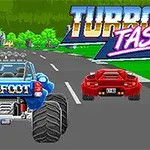 Büyük tekerlekli mavi bir arabanın kırmızı spor arabayı asfalt bir yolda solladığı pikselli retro bir yarış sahnesi