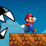 Mario, büyük dişleri olan siyah bir yaratık tarafından kovalanırken bloklar üzerinde koşuyor