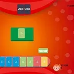 Renkli kartlarla dolu turuncu ve kırmızı bir oyun masası üzerindeki kart düzeni