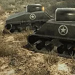 İki adet yıldız amblemli askeri tank, açık arazide ateş ederken
