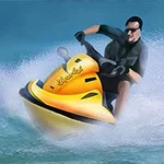 Denizde sarı bir jet ski üzerinde gözlük takmış bir adam