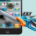 Zincirli testereyle ekranı kırılan bir akıllı telefon