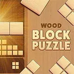 Ahşap bir zemine yerleştirilmiş, çeşitli şekillerde dizilmiş ahşap bloklar ve Wood Block Puzzle yazısı