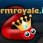 Kırmızı bir solucan, başında taç ile koyu bir arka planda göze çarpıyor, üst kısımda wormroyale