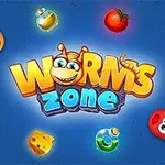 Renkli solucanlar, peynir, domates ve iksirlerin etrafında Worms Zone yazısı bulunan mavi arka plan