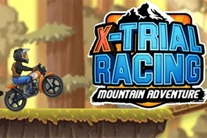 Bir motor sürücüsü, dağlık bir ormanda ahşap rampada ilerliyor ve yanında X-Trial Racing Mountain Adventure logosu bulunuyor