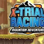 Bir motor sürücüsü, dağlık bir ormanda ahşap rampada ilerliyor ve yanında X-Trial Racing Mountain Adventure logosu bulunuyor