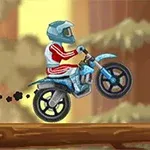 Motosiklet kıyafeti giymiş bir karakter, ormanlık bir alanda mavi bir motosikletle havada atlama yapıyor