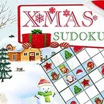 Karlı bir manzara içinde, kış temalı öğelerle süslenmiş sudoku bulmacası ve sevimli bir kardan adam