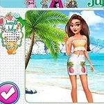 Genç bir kadın, tropikal bir sahil kenarında beyaz ve ananas desenli bir etekle poz veriyor, arka planda palmiyeler ve deniz yer alıyor