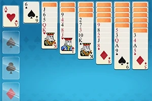 Mavi bir arka planda destedeki kartların sıralı yerleştirildiği bir kart oyunu ekranı