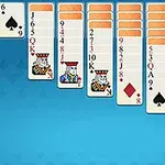Mavi bir arka planda destedeki kartların sıralı yerleştirildiği bir kart oyunu ekranı